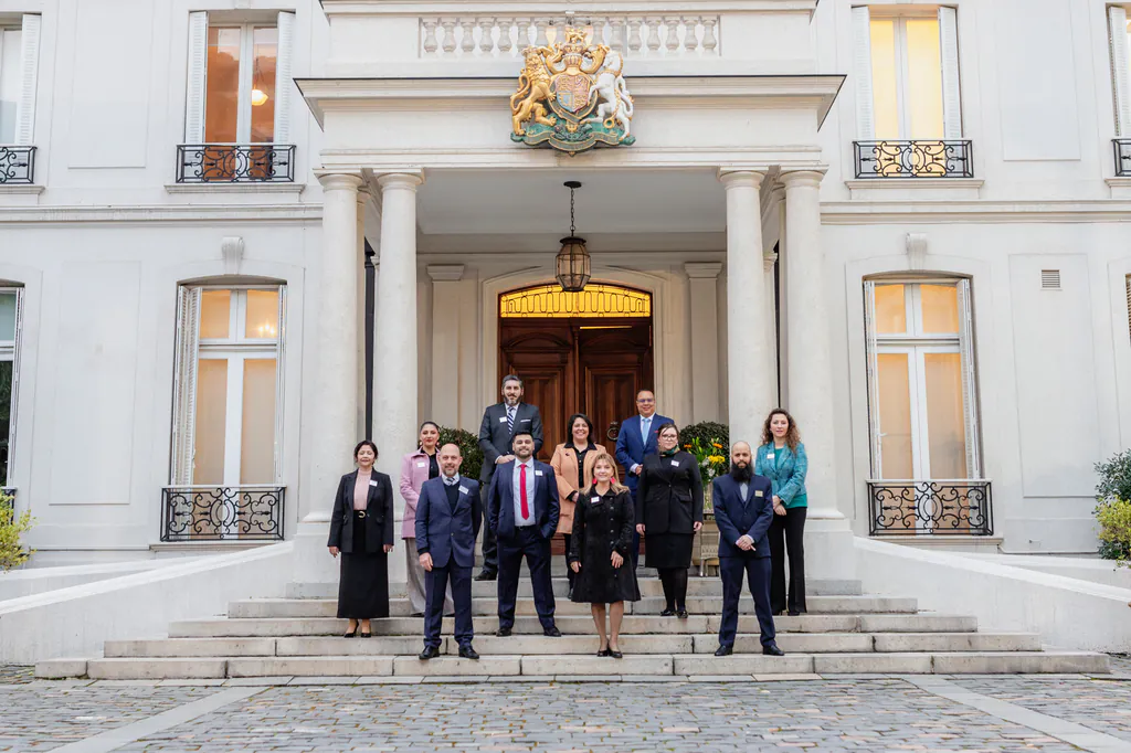 oxford-test-of-english-foto-grupal-fachada-embajada-britanica-santiago grupo de asistentes frente a la embajada británica en santiago