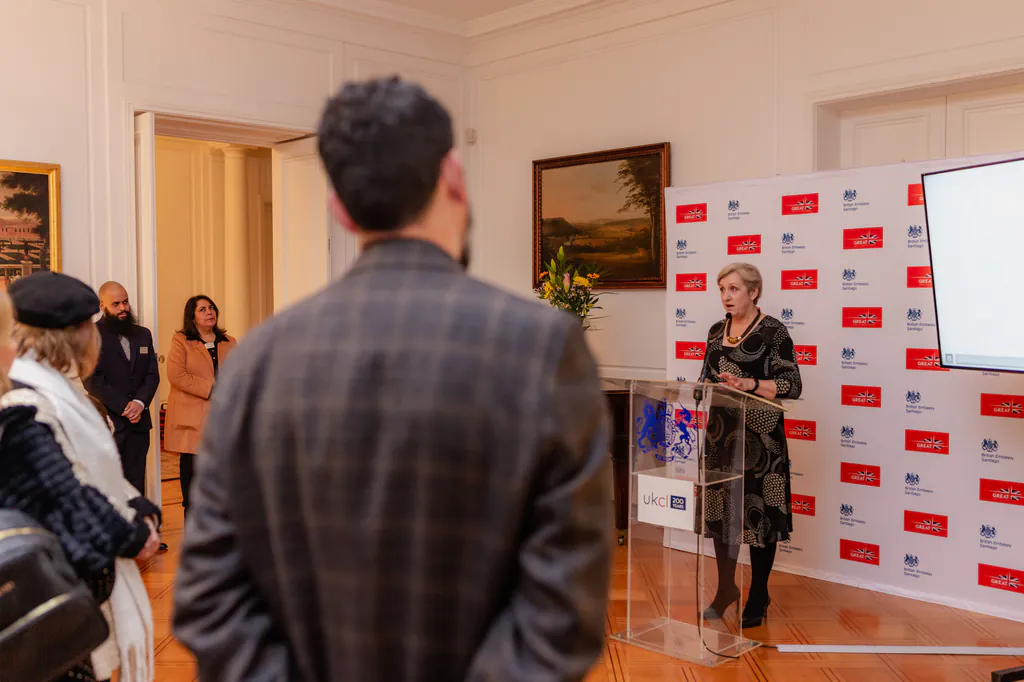 oxford-test-of-english-intervencion-vista-lateral-embajada-britanica-santiago presentación de oxford test of english ante invitados en santiago