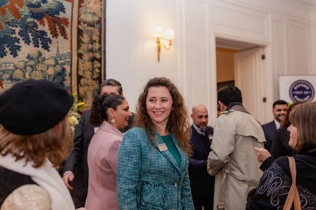 oxford-test-of-english-invitada-durante-recepcion-embajada-britanica-santiago networking entre asistentes durante evento en la embajada británica