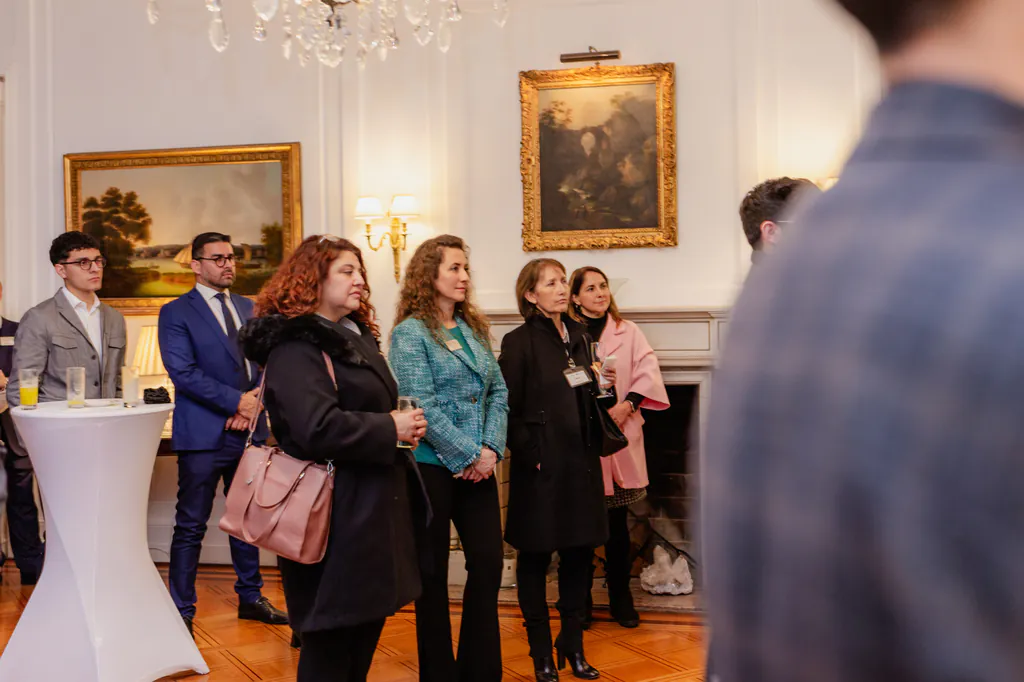 oxford-test-of-english-invitadas-atentas-al-discurso-embajada-britanica-santiago invitados escuchando presentación durante evento de oxford university