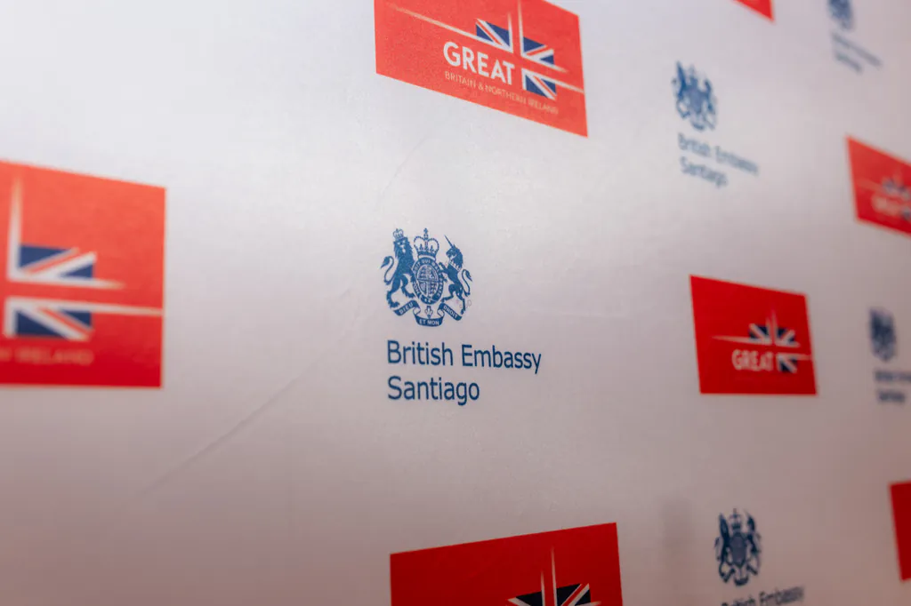 oxford-test-of-english-muro-logo-british-embassy-embajada-britanica-santiago backing de british embassy santiago y great britain