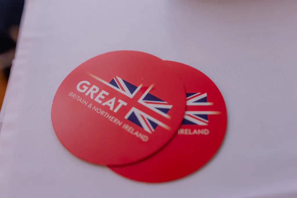 oxford-test-of-english-posavasos-great-britain-embajada-britanica-santiago distintivos de great britain and northern ireland durante evento en la embajada británica
