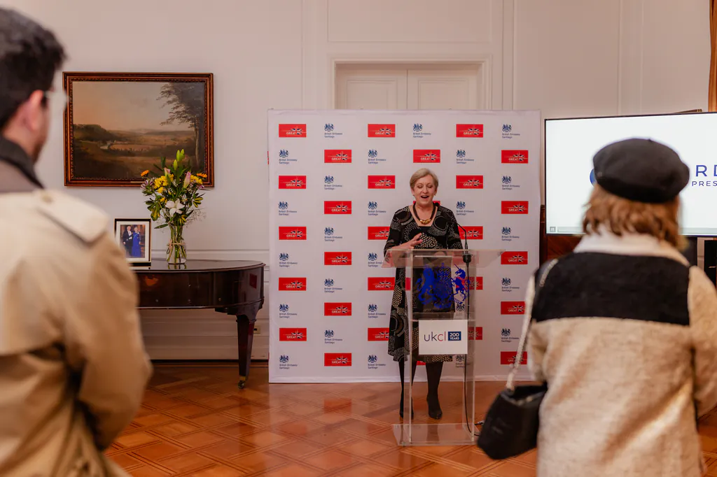 oxford-test-of-english-presentacion-frontal-podio-embajada-britanica-santiago presentación institucional durante evento de oxford test of english en santiago