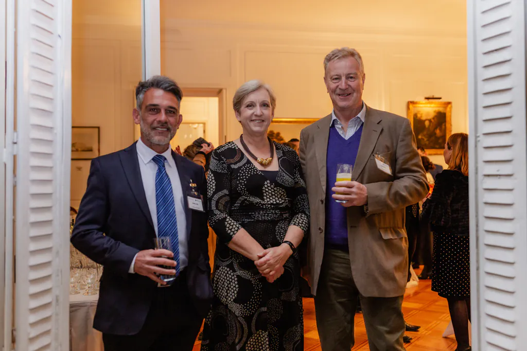oxford-test-of-english-retrato-tres-asistentes-con-copas-embajada-britanica-santiago invitados en recepción de la embajada británica en santiago