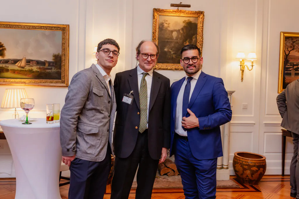 oxford-test-of-english-retrato-tres-asistentes-salon-embajada-britanica-santiago asistentes posando durante evento de oxford test of english