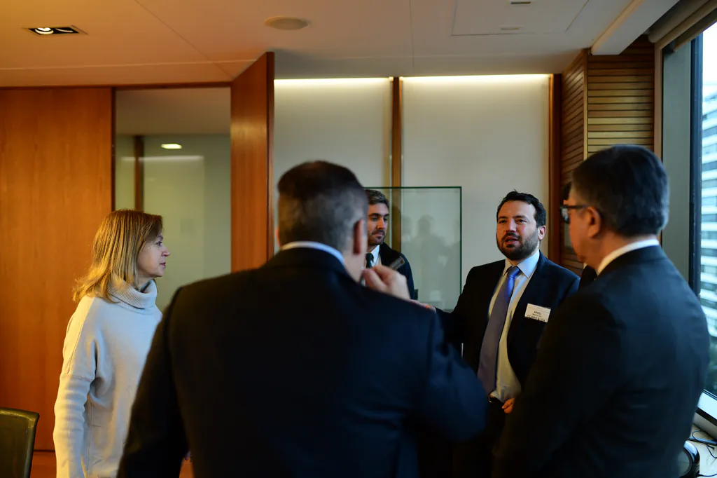 networking-gri-institute-santiago-13 Asistentes conversando durante encuentro empresarial de GRI Institute