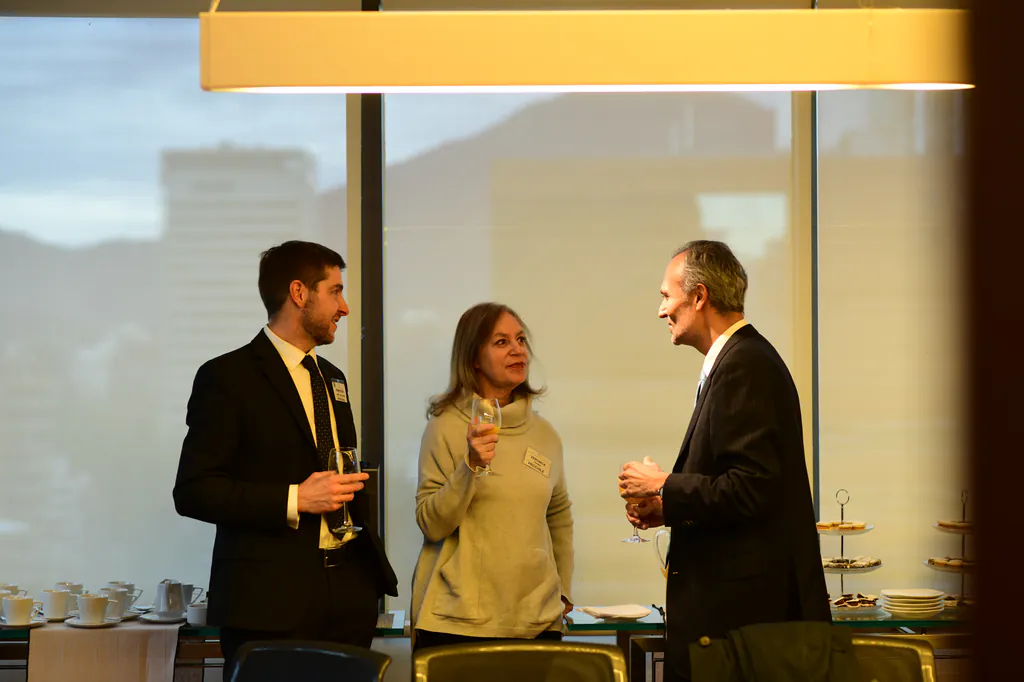networking-gri-institute-santiago-30 Ejecutivos conversando durante evento de GRI Institute en Las Condes